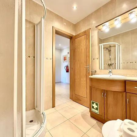 Portimao Riverview 2 With Pool By Homing 프라이아 다 로차